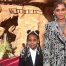BLUE IVY BİRİNCİ GRAMMY MÜKAFATI İLE POZ VERDİ