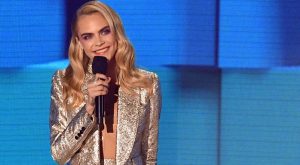 CARA DELEVINGNE SARI SAÇLARINDAN VAZGEÇTİ