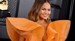 CHRISSY TEIGEN ‘BÜYÜLÜ’ YÜZ YAĞINI PAYLAŞTI