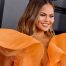 CHRISSY TEIGEN ‘BÜYÜLÜ’ YÜZ YAĞINI PAYLAŞTI