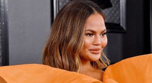 CHRISSY TEIGEN’IN YENİ HOBİSİ TWITTER ÜZERİNDEN ELEŞTİRİLDİ
