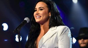 DEMI LOVATO NİŞANINI ATTI