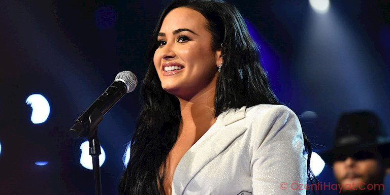 DEMI LOVATO NİŞANINI ATTI DEMI LOVATO NİŞANINI ATTI