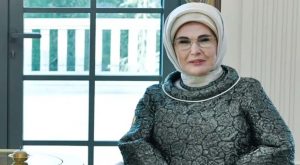 Emine Erdoğan’dan çocuklara sanat iletisi: “Sanatla büyüyen kuşaklar geleceğimizdir” Emine Erdoğan’dan çocuklara sanat iletisi: “Sanatla büyüyen kuşaklar geleceğimizdir”