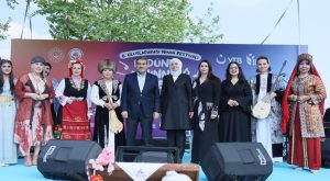 Esenler’de ninni rüzgârı: Dünyanın sesleri tıpkı sahnedeydi