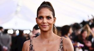 HALLE BERRY, OĞLUNA CİNSİYETÇİLİĞİ SORGULAMASINI ÖĞRETİYOR