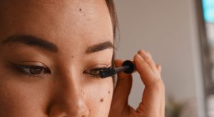 How to Apply Mascara Correctly, According to Pro Makeup Artists