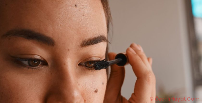 How to Apply Mascara Correctly, According to Pro Makeup Artists How to Apply Mascara Correctly, According to Pro Makeup Artists