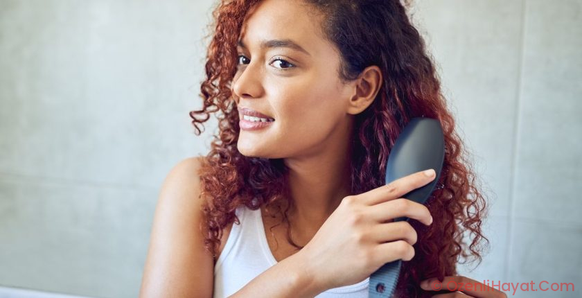How to Use a Curl Brush, According to Hairstylists How to Use a Curl Brush, According to Hairstylists