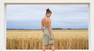 JACQUEMUS İLKBAHAR YAZ 2021 DEFİLESİ BİR BUĞDAY TARLASINDA GERÇEKLEŞTİ