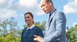 KATE MIDDLETON VE PRENS HARRY SIHHAT ÇALIŞANLARINA BAĞIŞTA BULUNUYOR