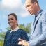 KATE MIDDLETON VE PRENS HARRY SIHHAT ÇALIŞANLARINA BAĞIŞTA BULUNUYOR