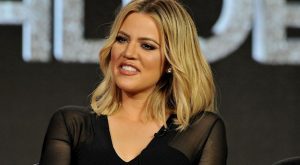 KHLOE KARDASHIAN, CHRISTIAN COWAN’IN ÖDÜNÇ VERDİĞİ ELBİSEYİ İNTERNET SİTESİ ÜZERİNDEN SATIŞA ÇIKARDI