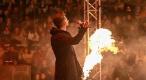 Konserde yüzü yandı! Tan Taşçı alevler ortasında kaldı