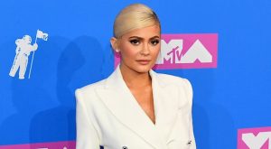 KYLIE JENNER’IN EL DEZENFEKTANI ÜRETMESİ TENKİT TOPLADI