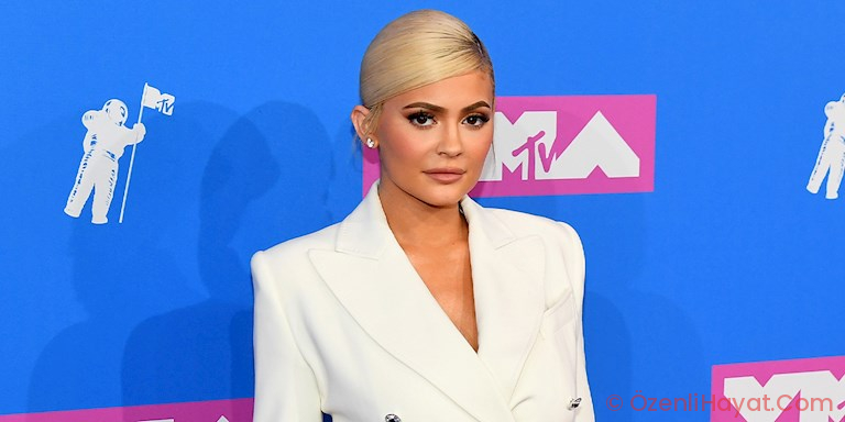 KYLIE JENNER’IN EL DEZENFEKTANI ÜRETMESİ TENKİT TOPLADI KYLIE JENNER’IN EL DEZENFEKTANI ÜRETMESİ TENKİT TOPLADI