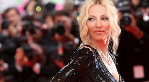 MADONNA DİREKTÖRLÜK KOLTUĞUNA OTURUYOR
