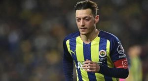 Mesut Özil’den aile pozu! Eşi ve çocuklarını paylaştı