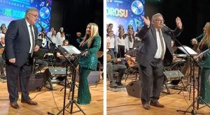 Okul müdüründen içleri ısıtan performans: Okul konserinde öğrencilerle birlikte sahne aldı!