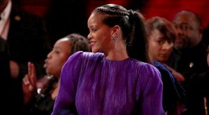 RIHANNA’NIN PUNK İLHAMLI YENİ SAÇLARI