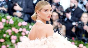 ROSIE HUNTINGTON-WHITELEY HOŞLUK PROGRAMINA BAŞLIYOR!