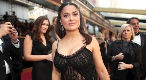 SALMA HAYEK BEYAZ SAÇLARINI GİZLEMİYOR! SALMA HAYEK BEYAZ SAÇLARINI GİZLEMİYOR!