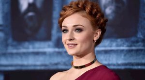 SOPHIE TURNER’IN KONUTUNDA BİR TAHT VAR!