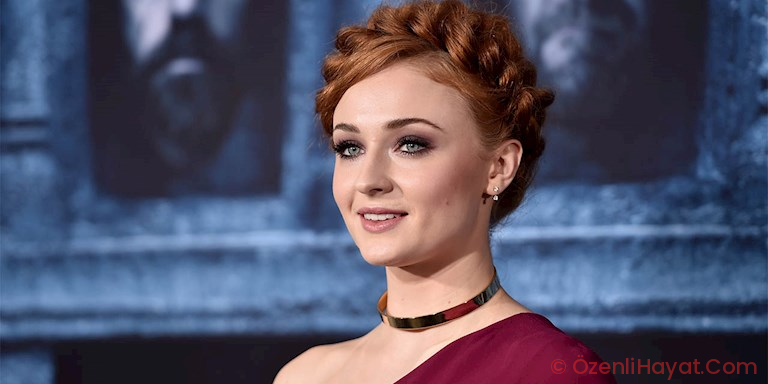 SOPHIE TURNER’IN KONUTUNDA BİR TAHT VAR! SOPHIE TURNER’IN KONUTUNDA BİR TAHT VAR!
