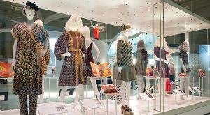 VICTORIA & ALBERT MÜZESİ YENİ BİR MODA STANDINA HAZIRLANIYOR