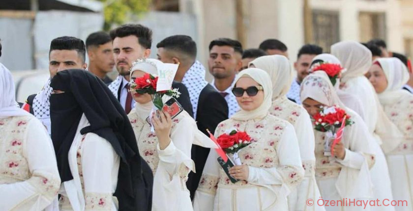 Yıkımın ortasında yeşeren umut: Gazze’de 50 çiftin nikahı kıyıldı! Yıkımın ortasında yeşeren umut: Gazze’de 50 çiftin nikahı kıyıldı!