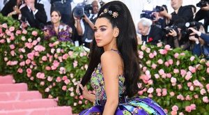 2021 SONBAHARININ VERSACE KIZI: KIZIL SAÇLI DUA LIPA!