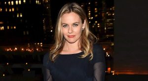 ALICIA SILVERSTONE, İKONİK “CLUELESS” SAHNESİNİ YİNE CANLANDIRDI ALICIA SILVERSTONE, İKONİK “CLUELESS” SAHNESİNİ YİNE CANLANDIRDI