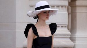CHANEL SONBAHAR COUTURE DEFİLESİ İLE VAKİTTE SEYAHAT