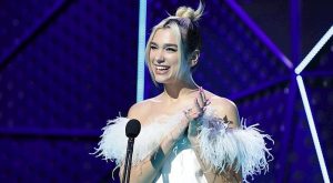 DUA LIPA YENİ SAÇ TARZIMIZA İLHAM KAYNAĞI OLUYOR DUA LIPA YENİ SAÇ TARZIMIZA İLHAM KAYNAĞI OLUYOR
