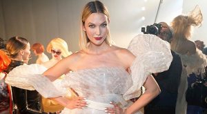 KARLIE KLOSS, DOĞUMDAN 5 AY SONRA KARIN KASLARI İLE KARŞIMIZDA