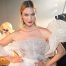 KARLIE KLOSS, DOĞUMDAN 5 AY SONRA KARIN KASLARI İLE KARŞIMIZDA