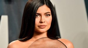 KYLIE JENNER BİR MAYO MARKASI KURUYOR