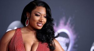 MEGAN THEE STALLION’DAN TÜM VÜCUTLAR İÇİN MAYO KOLEKSİYONU