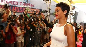 RIHANNA’NIN YENİ ESKİ SAÇ TARZI