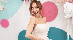 ROMANTİK GÜLDÜRÜ KRALİÇESİ LINDSAY LOHAN EKRANLARA GERİ DÖNÜYOR