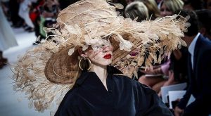 VALENTINO ANTİ-KÜRK OLDUĞUNU DUYURDU