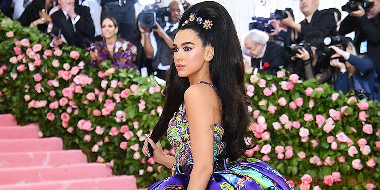 YENİ VERSACE KIZI: KIZIL SAÇLI DUA LIPA!